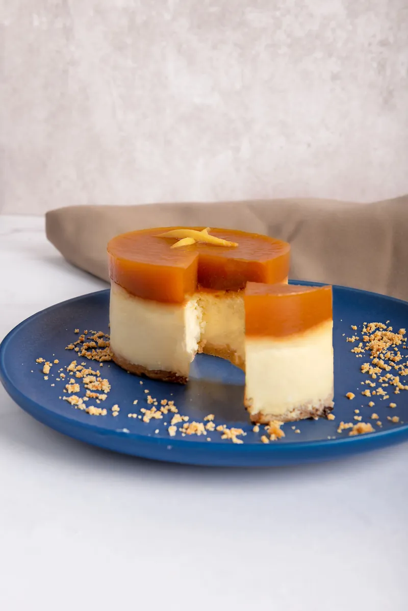 Chocoflan individual partido mostrando la capa de flan y pastel sobre plato azul