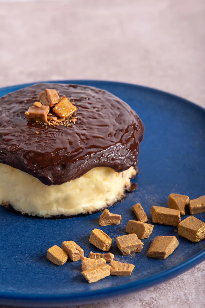 Postre individual de chocolate y caramelo en plato azul de Boston Bakery