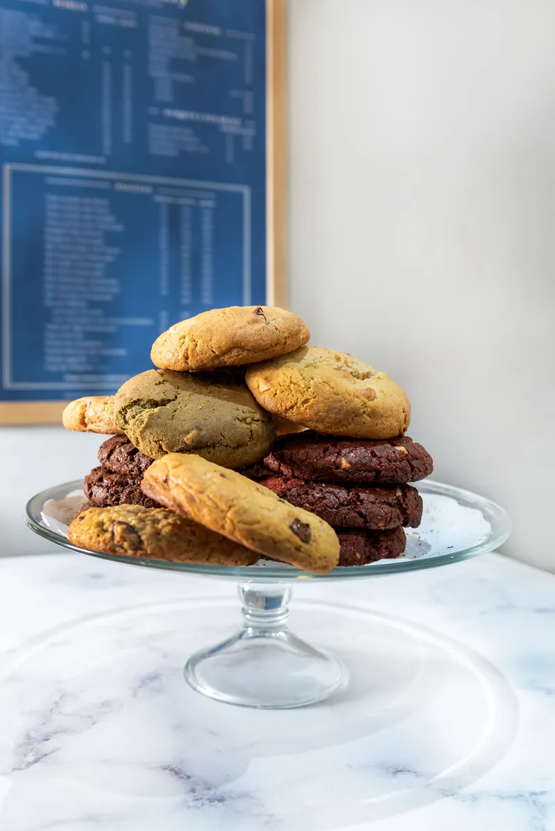 Torre de galletas estilo New York surtidas sobre pedestal de cristal en Boston Bakery
