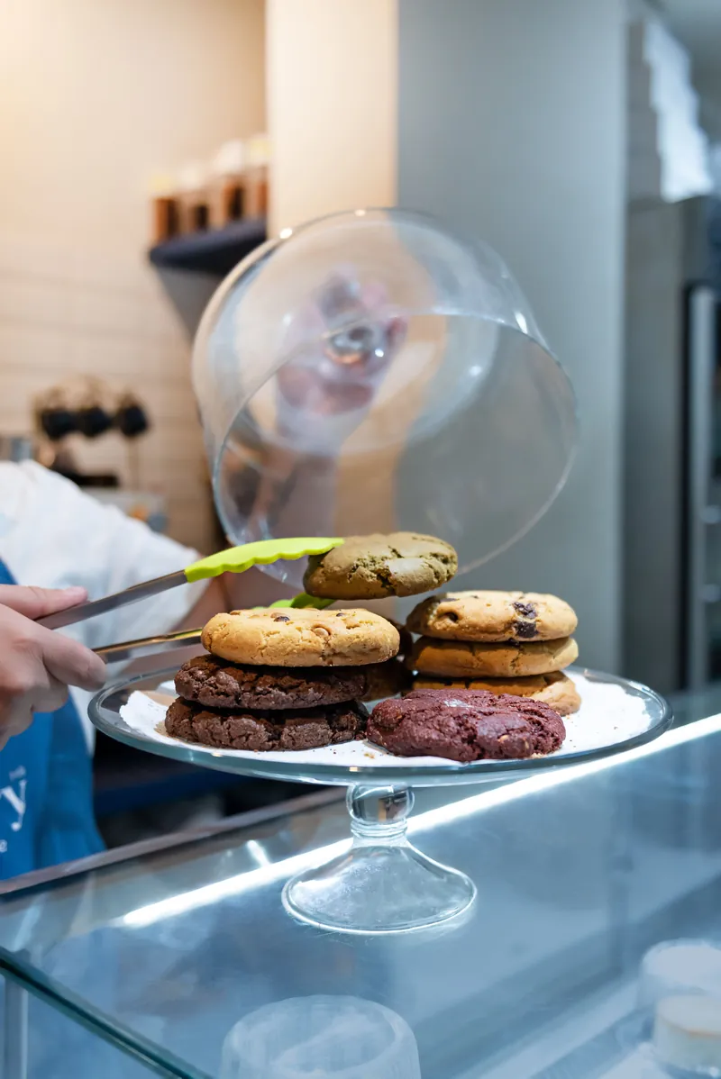 Vitrina con galletas recién horneadas en el mostrador de una sucursal de Boston Bakery